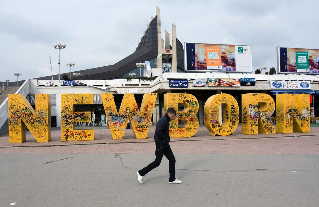 Installation zur Erinnerung an die Unabhängigkeit Kosovos