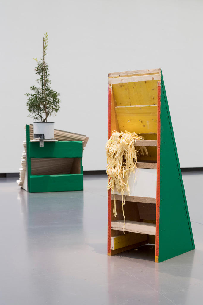 Rauminstallation in grün, aus Holz mit überdimensionalen Spaghetti
