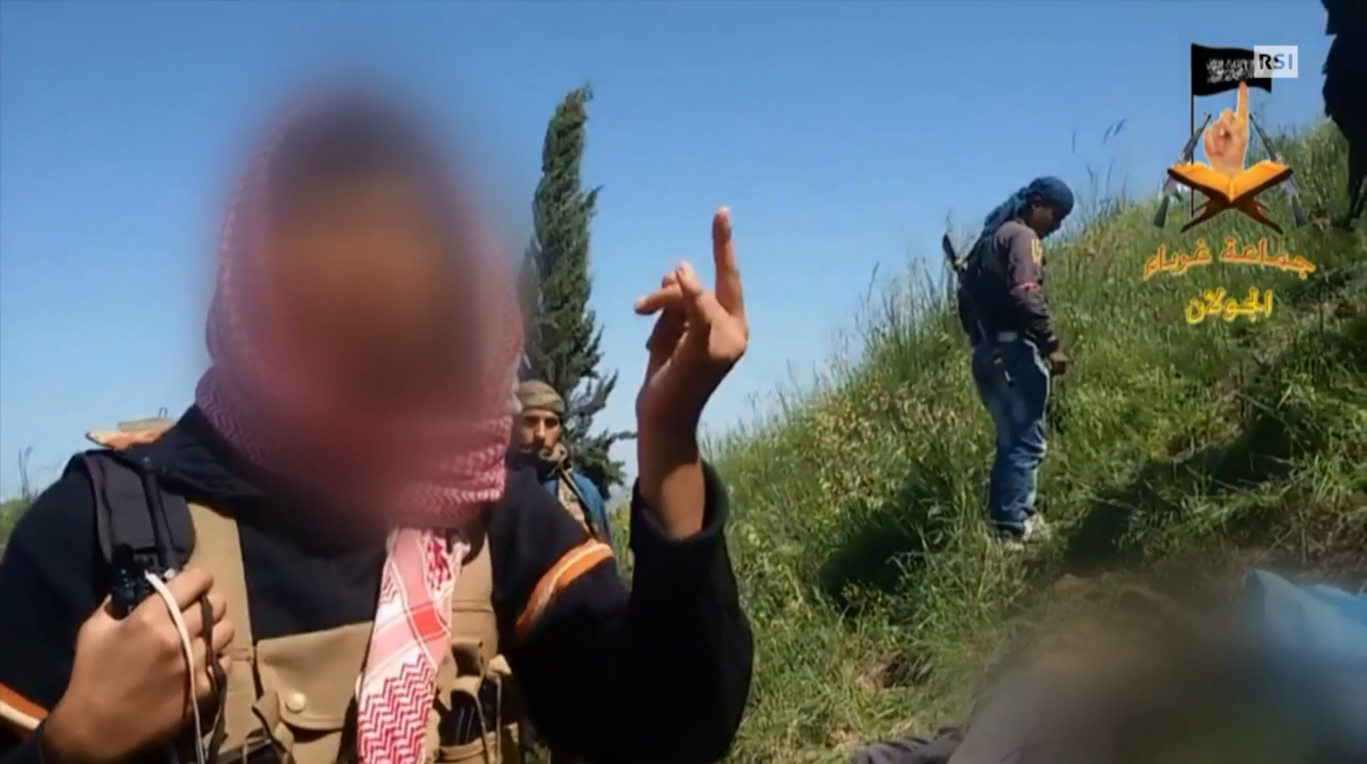 Immagine di un giovane armato (con volto offuscato) in un filmato di propaganda di Al Qaeda