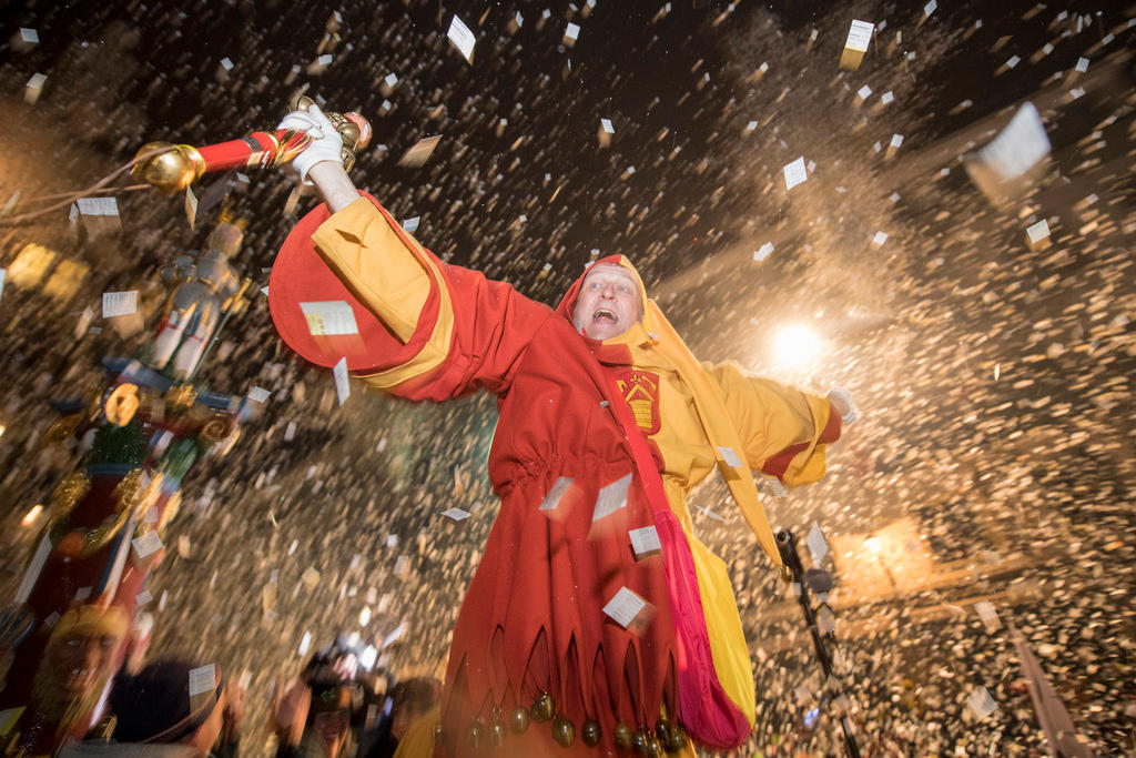 Un bufón incita a la muchedumbre al inicio del carnaval de Lucerna