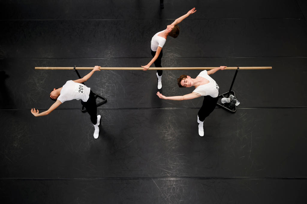 2018年1月29日，第46届瑞士洛桑芭蕾舞比赛第一天，舞者们上场前在紧张的排练。
