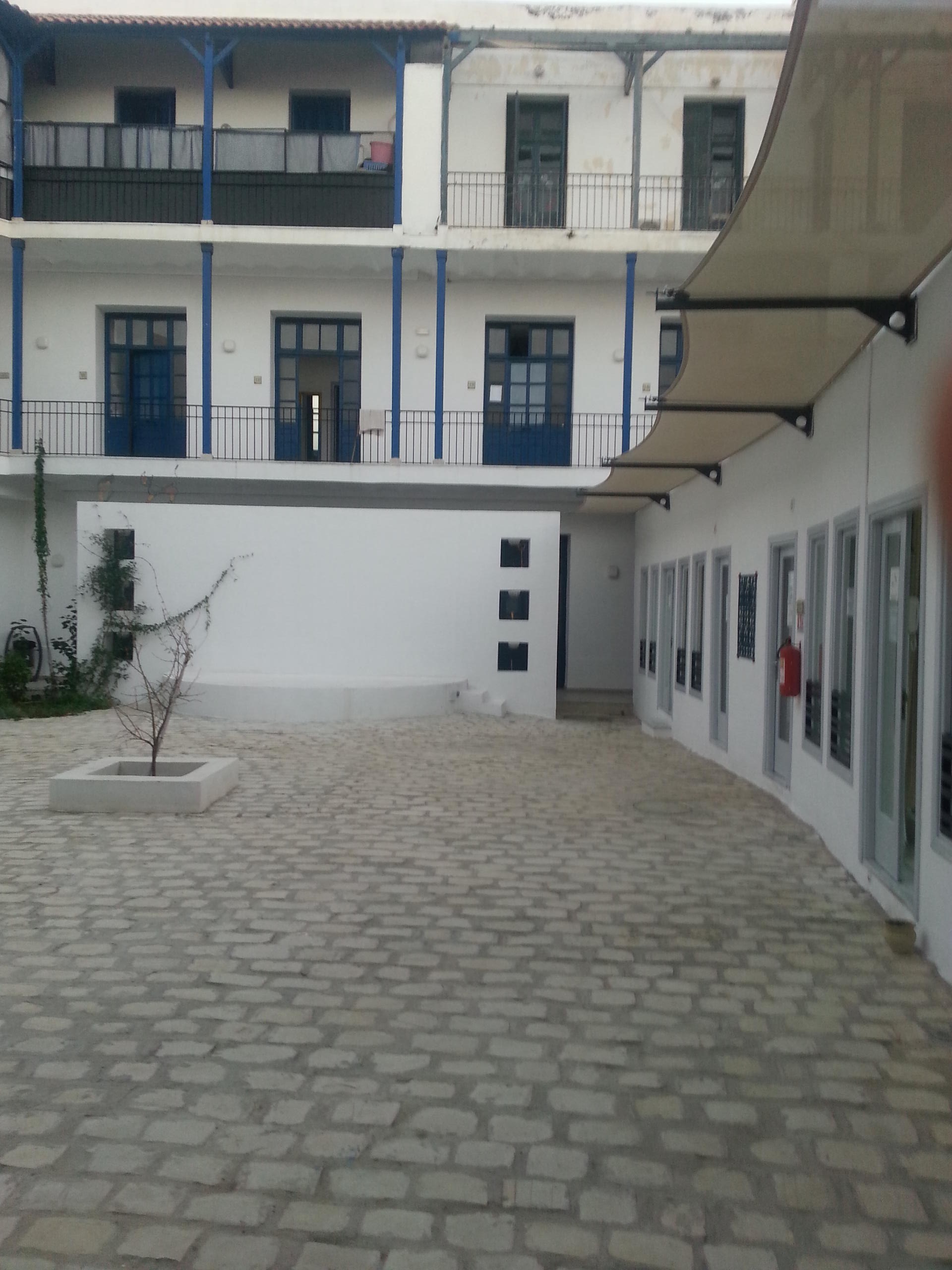 فناء مدرسة عتيقة تحولت إلى مركز لإيواء النساء المعنفات في مدينة تونس