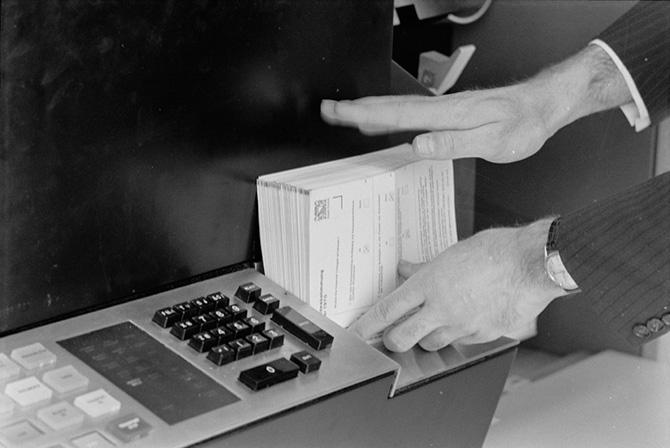 Formulários sendo colocadas no computador