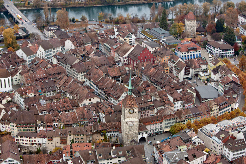 Vista panoramica sul centro storico di Aarau, ai bordi del fiume Aare.