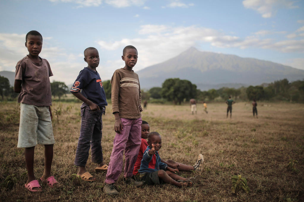 أطفال من تنزانيا يلتقطون صورة بعد مباراة في كرة القدم