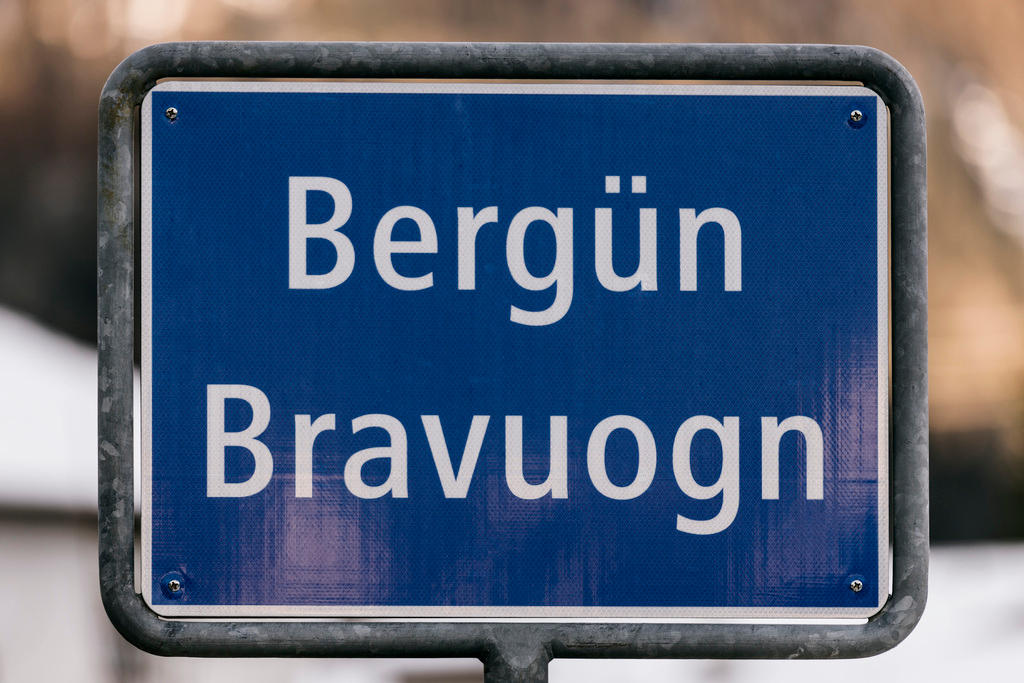 Señalamiento del poblado de Bergün/Bravuogn, en los Grisones