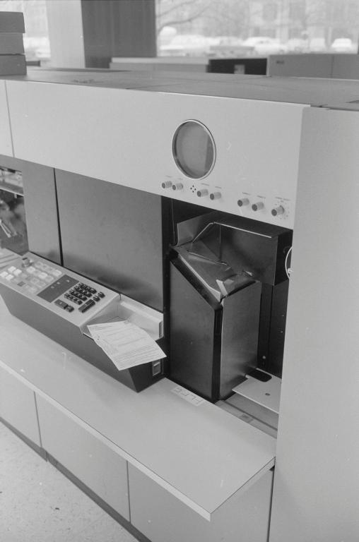 1970: Can votes be counted with a computer? - SWI swissinfo.ch
