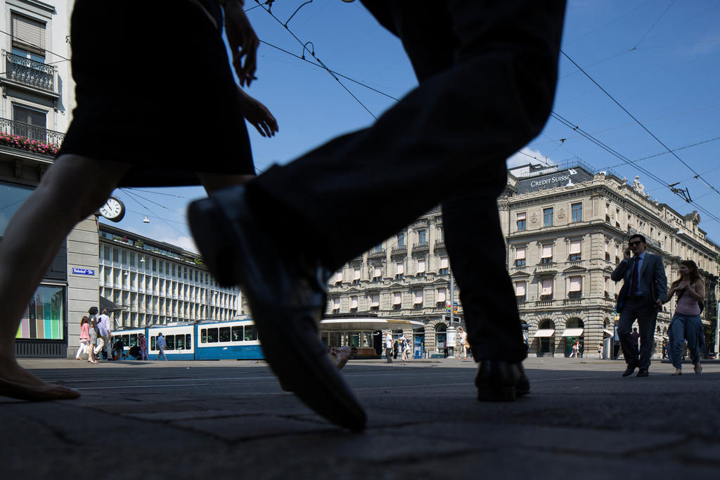 gente che cammina sulla paradeplatz di Zurigo