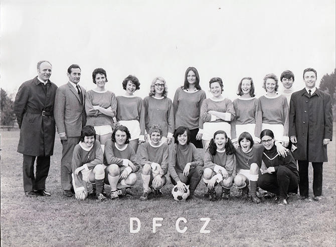 Fussballerinnen auf einer historischen Fotografie