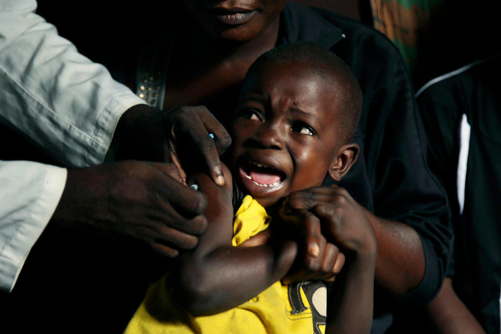 Criança chorando durante vacinação