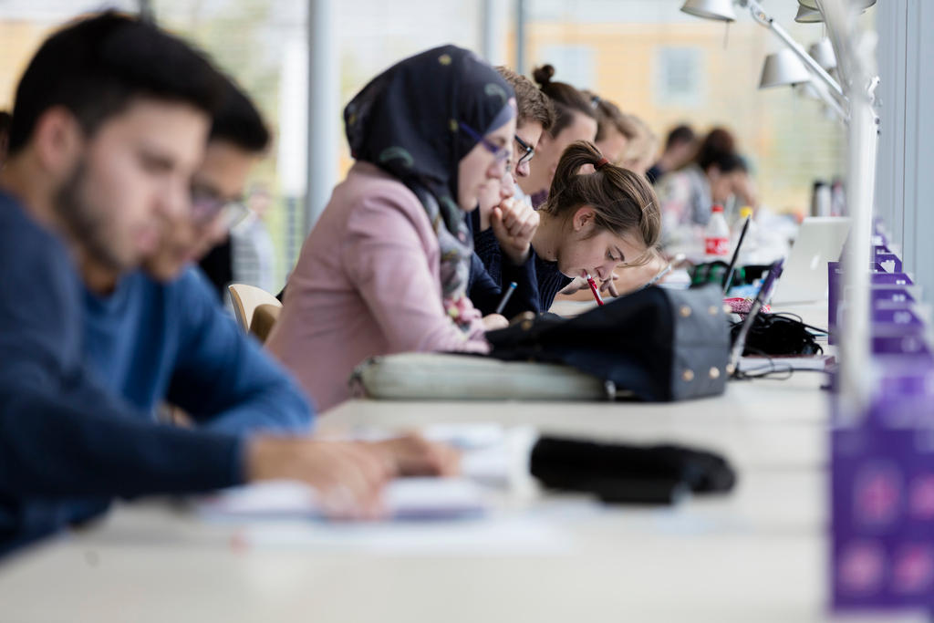 طلاب يدرسون في المعهد الفدرالي العالي بلوزان