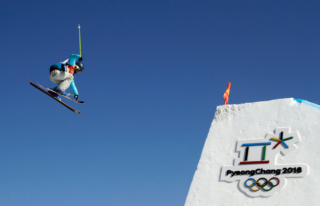 Também medalha de ouro, Sarah Höfflin em um de seus saltos acrobáticos nas finais de slopestyle 