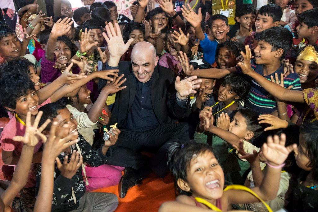 President Berset surrounded by Rohingya children