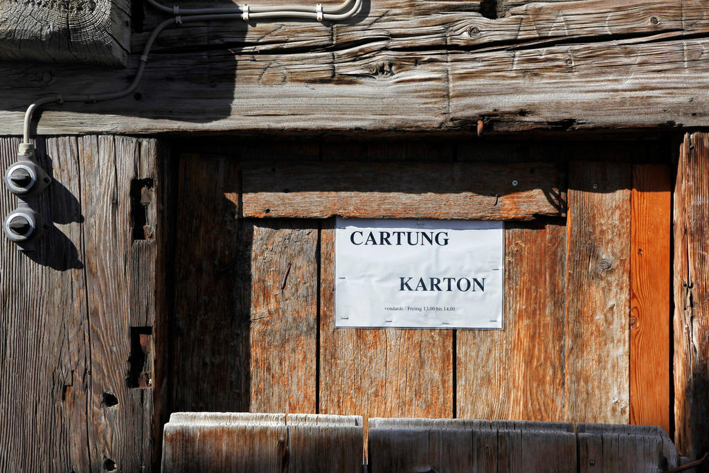 Porta com um cartaz em dois idomas