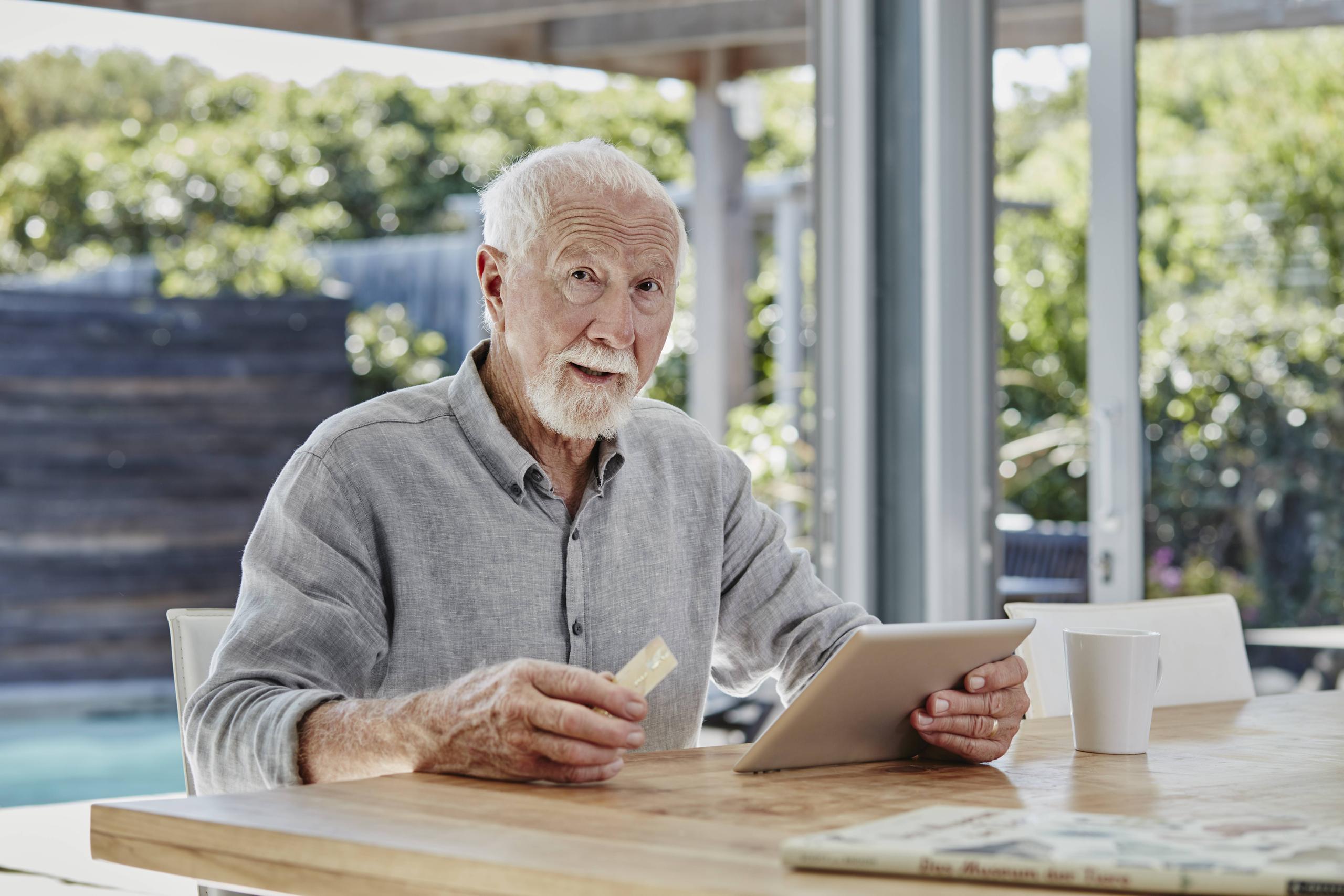 Ein betagter Mann mit einem Tablet