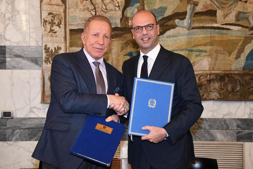 El ministro kosovar de Exteriores, Behgjet Pacolli con su homólogo italiano, Angelino Alfano