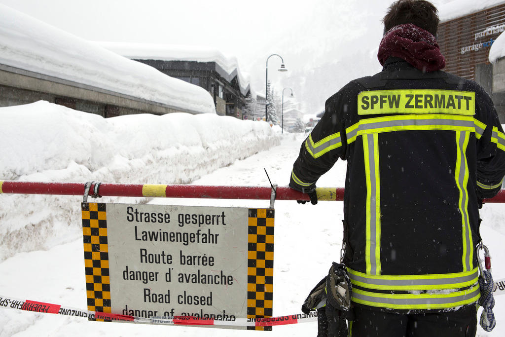 The road leading from Täsch to Zermatt has again been closed due to the risk of avalanches