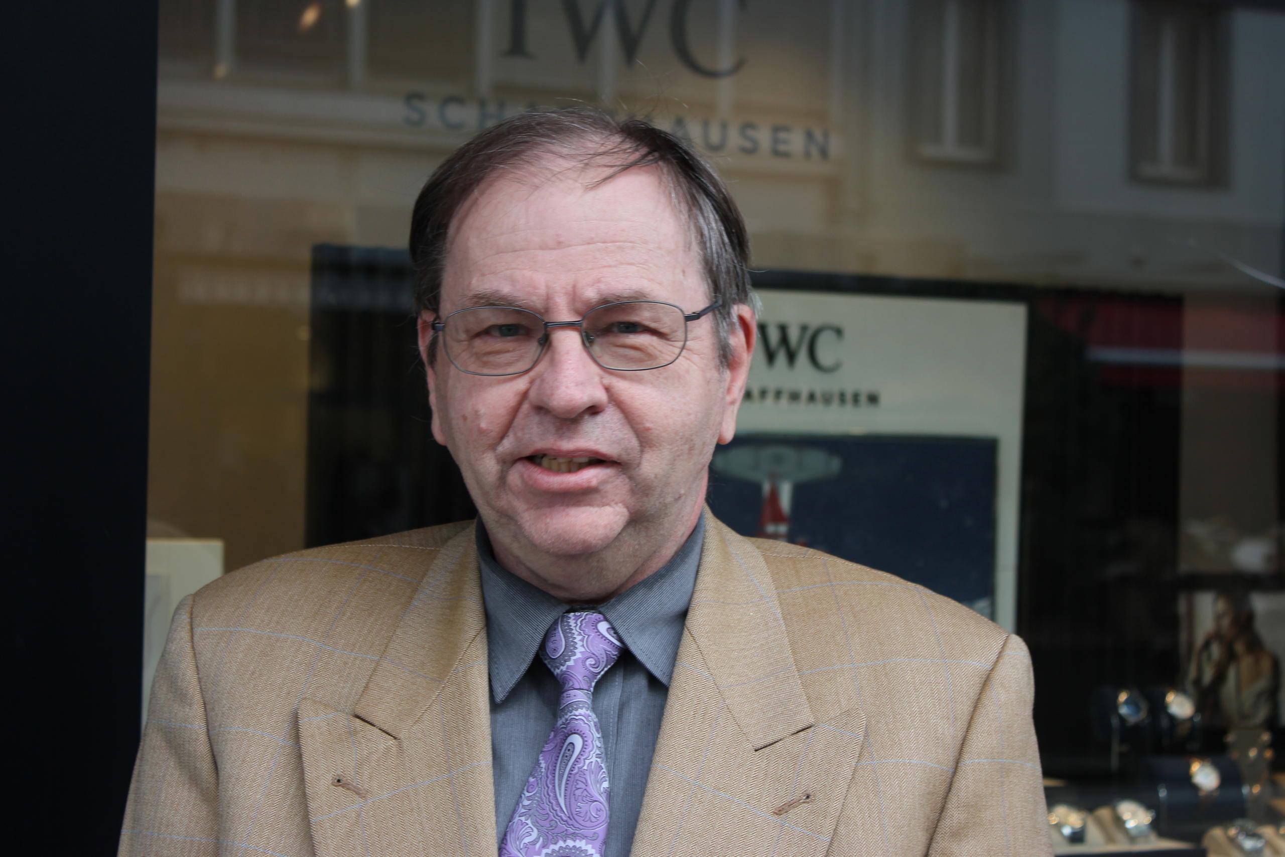 Retrato de Karl Villiger, gerente de dos tiendas de relojes en Bienne.