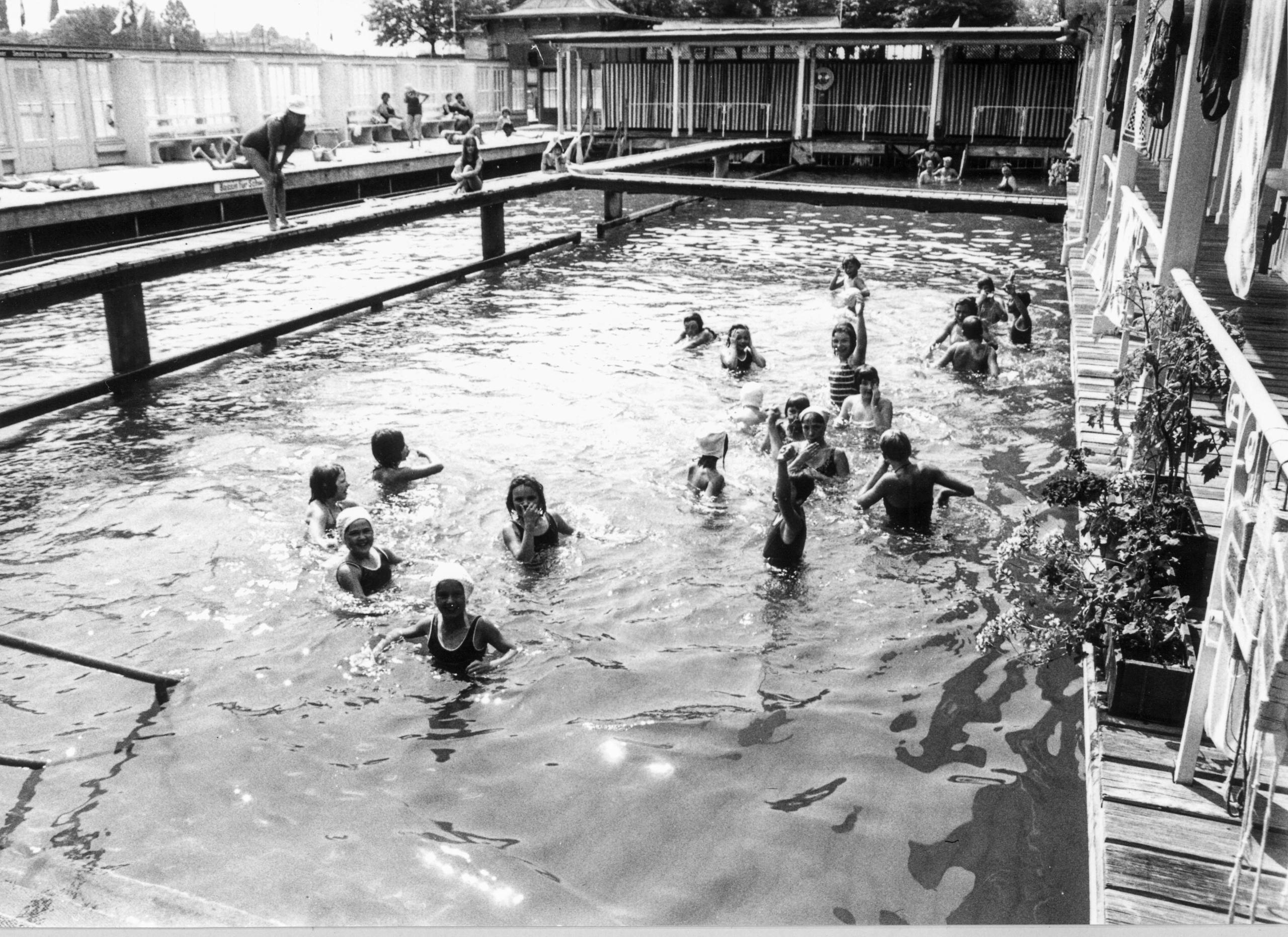 Donne e ragazze in una vecchia piscina.