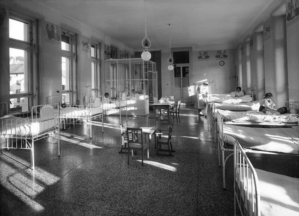 Hospital ward with rows of beds left and right of the ward.