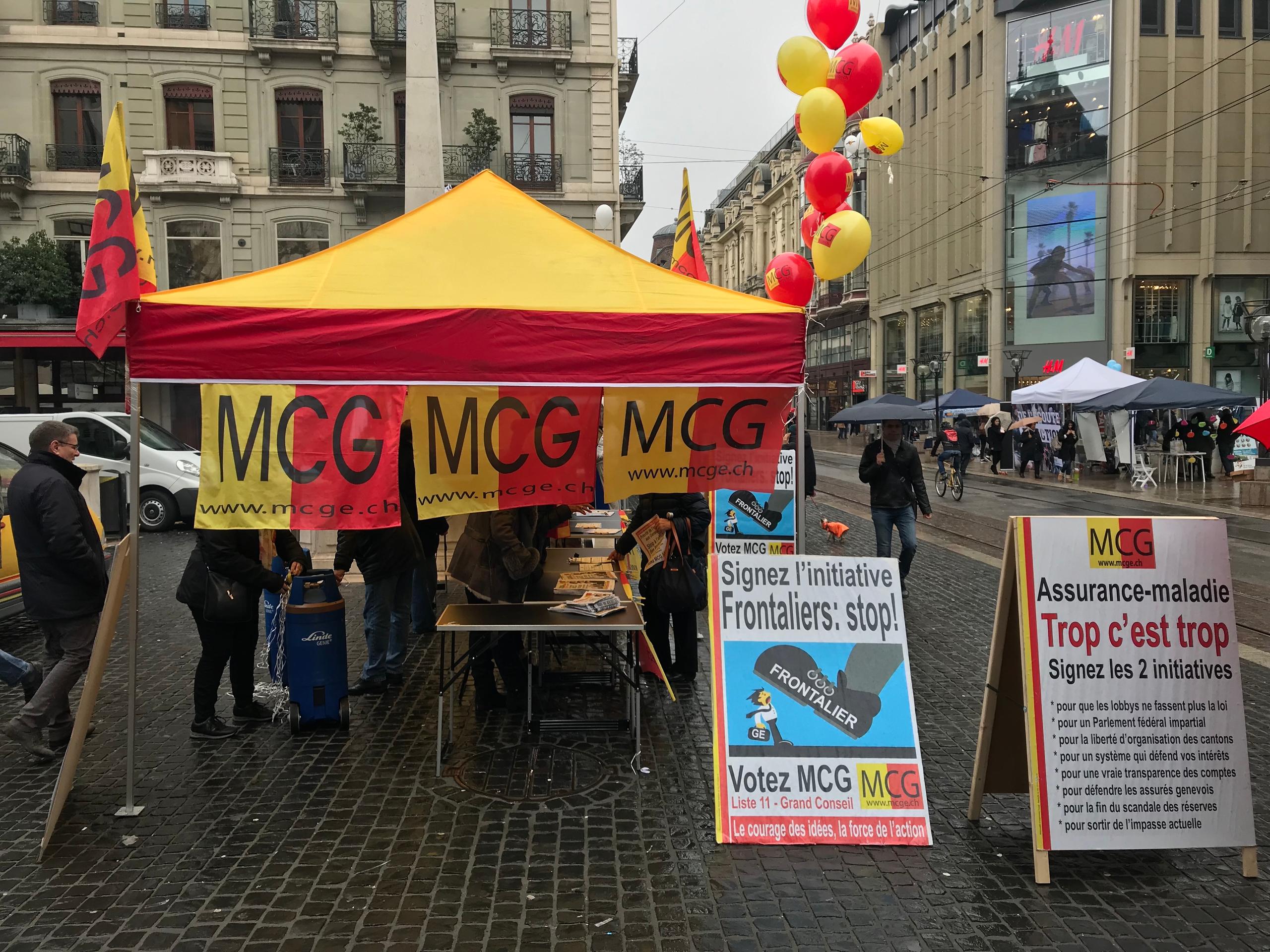 Ein Stand einer politischen Partei auf einem Platz in einer Stadt.
