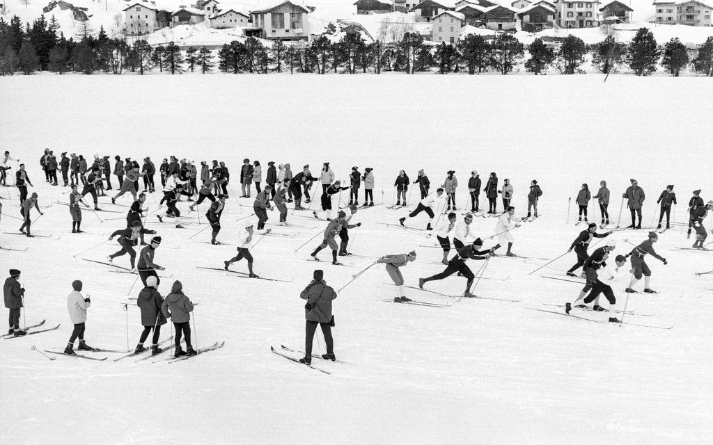 Esquiadores em uma foto de época