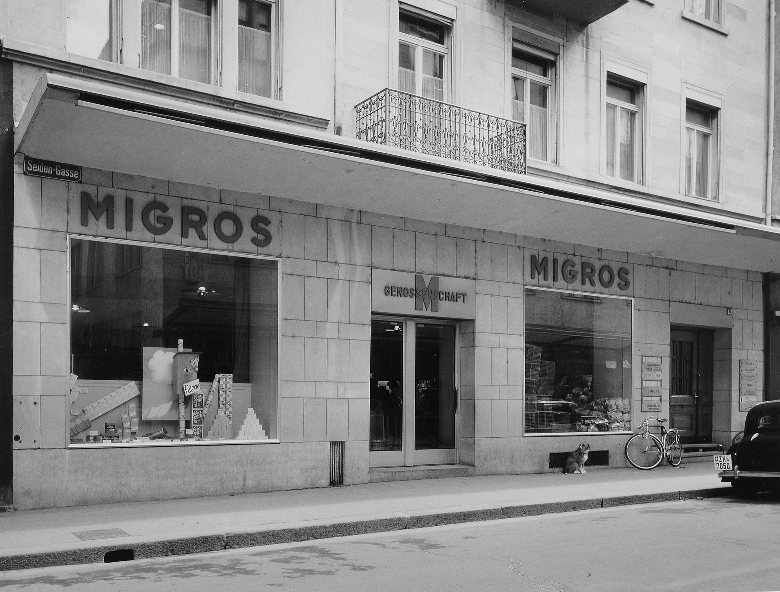 Vista da fachada da primeira loja Migros self-service.