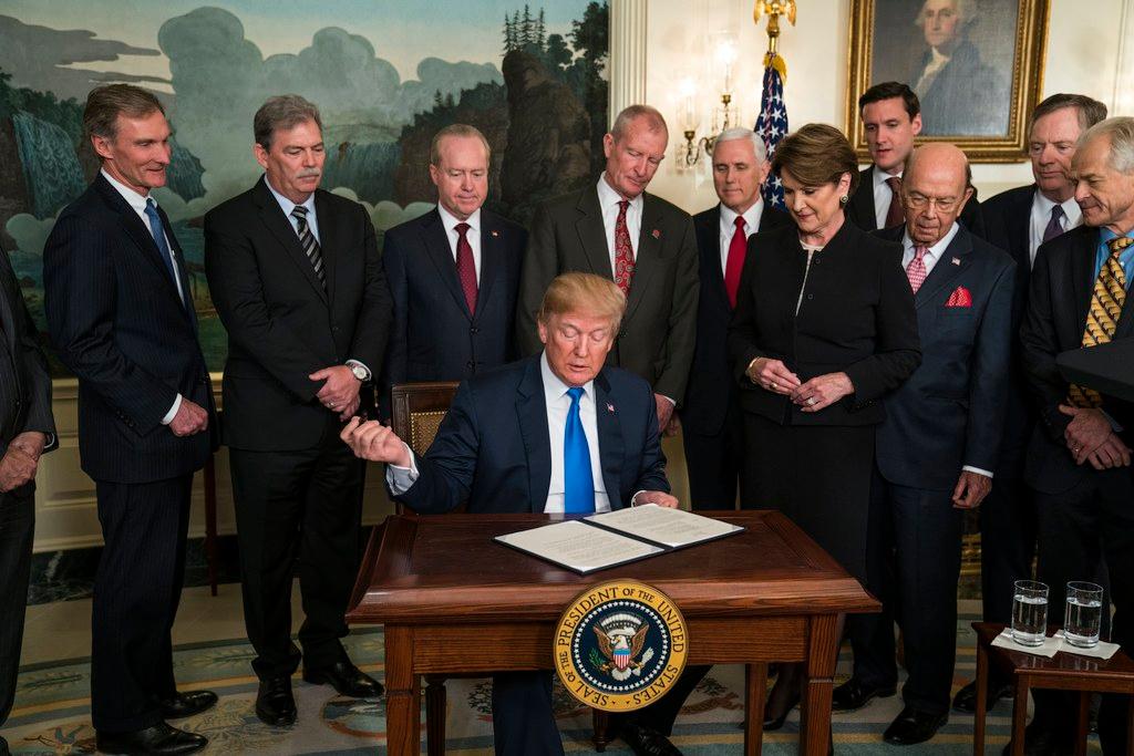 Nella foto Donald Trump mentre firma il memorandum che imporrà dazi doganali a un centinaio di prodotti cinesi