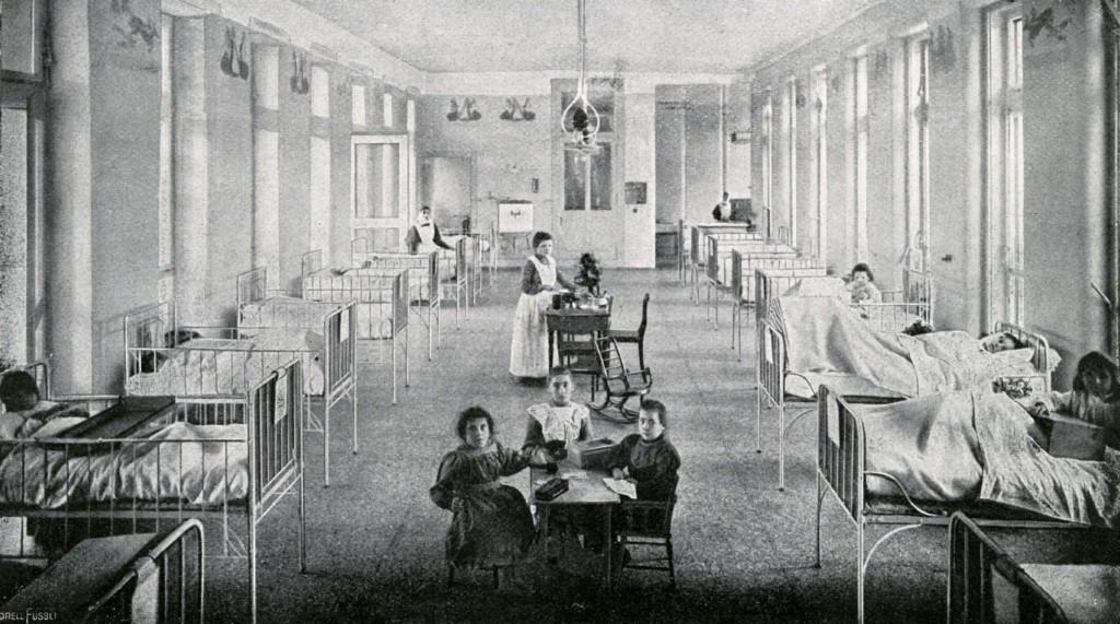 Niños en sala de Pediatría en el primer piso del hospital