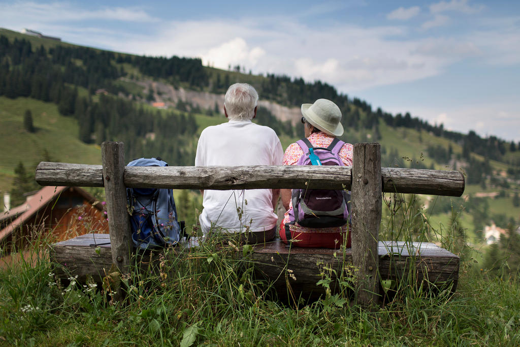 Wanderer erholen sich auf einer Bank