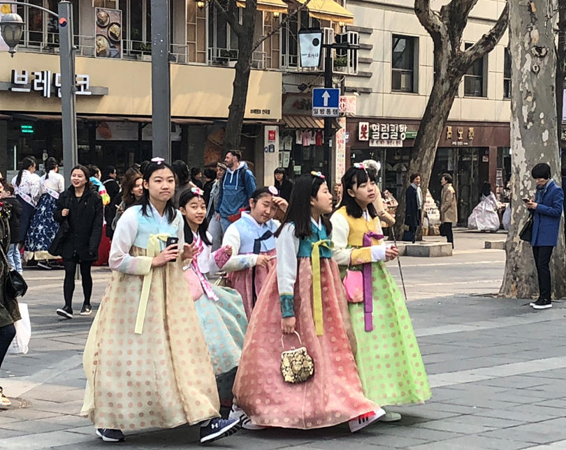 Young Korean women in traditional clothes in the streets of Seoul s Insadong neighbourhood