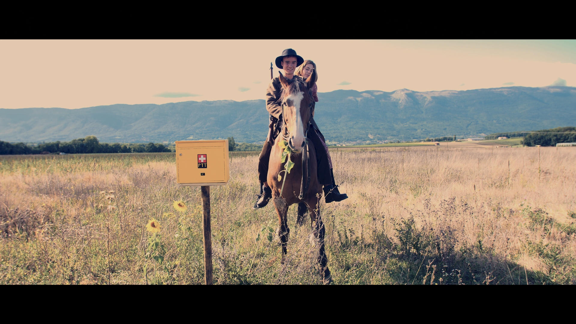 Dos personas en un caballo