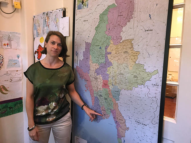 Agnès Christeler davanti a una grande mappa del Sud-Est asiatico.