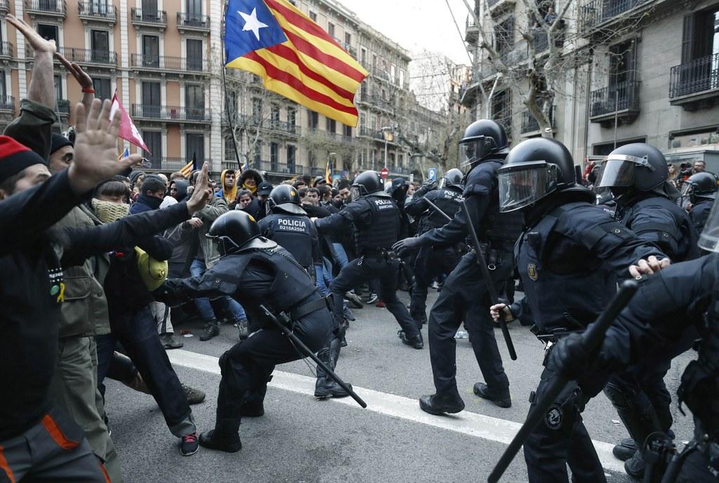 Manifestazioni di proteste in tutta la Catalogna per il fermo di Carles Puigdemont
