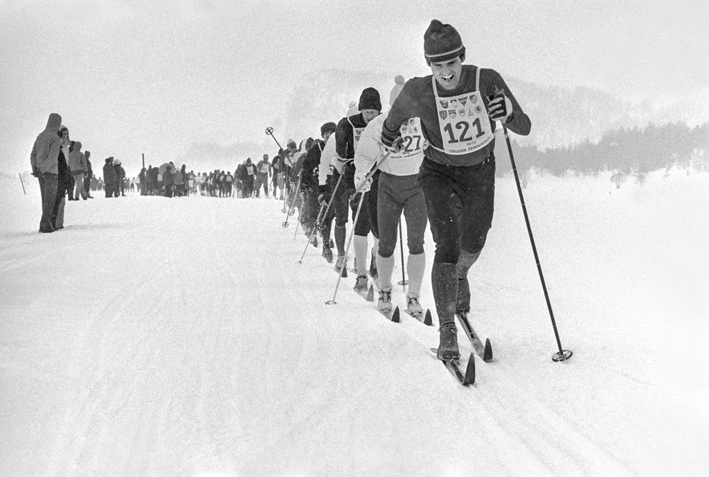 Schwarzweiss Foto, Langläufer von vorne