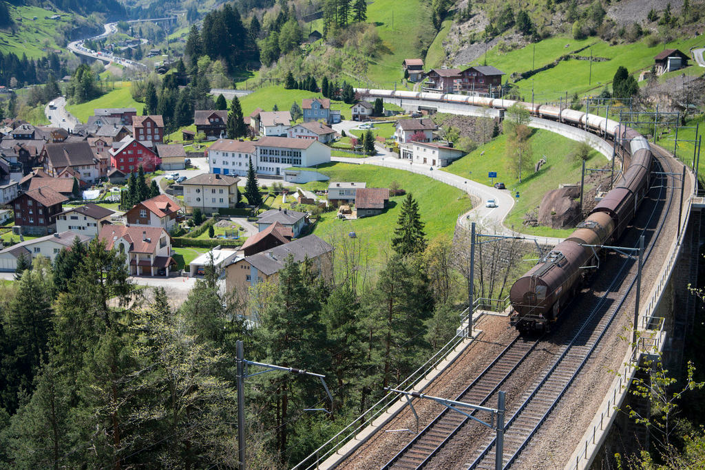 treno sulla vecchia linea del gottardo