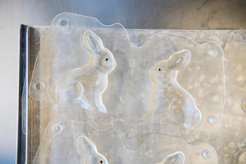 Moldes utilizados para la producción de conejos de chocolate.