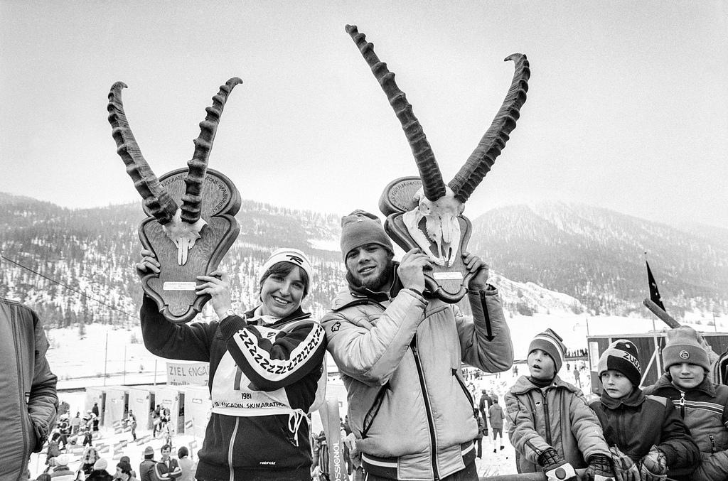 Schwarzweiss Foto, sierin und sieger beim Posieren