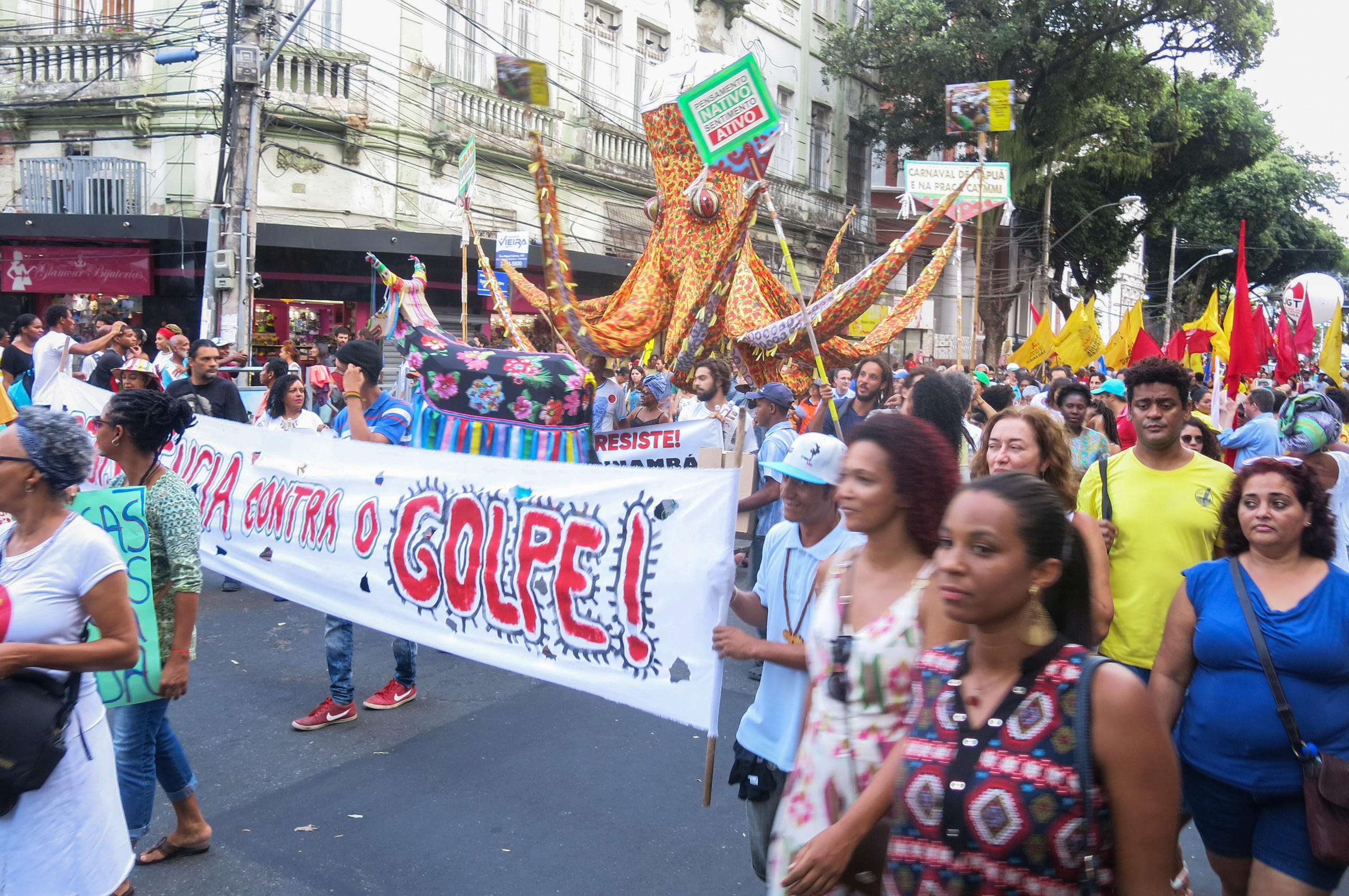 Marcha de apertura del FSM en Bahía, Brasil