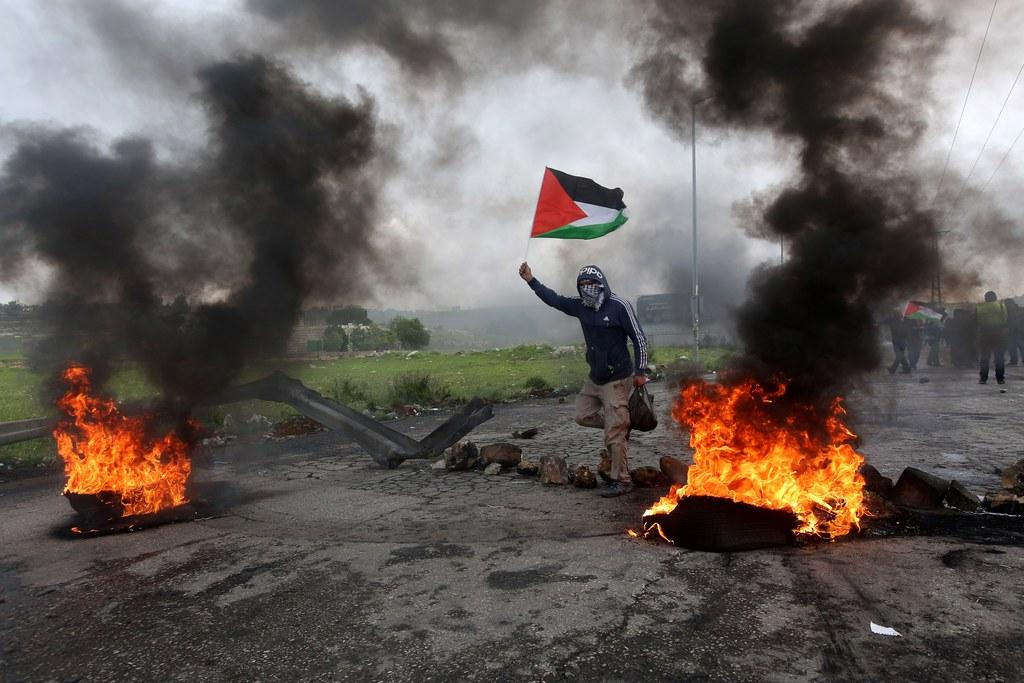 Scontri tra esercito e manifestanti palestinesi a Gaza