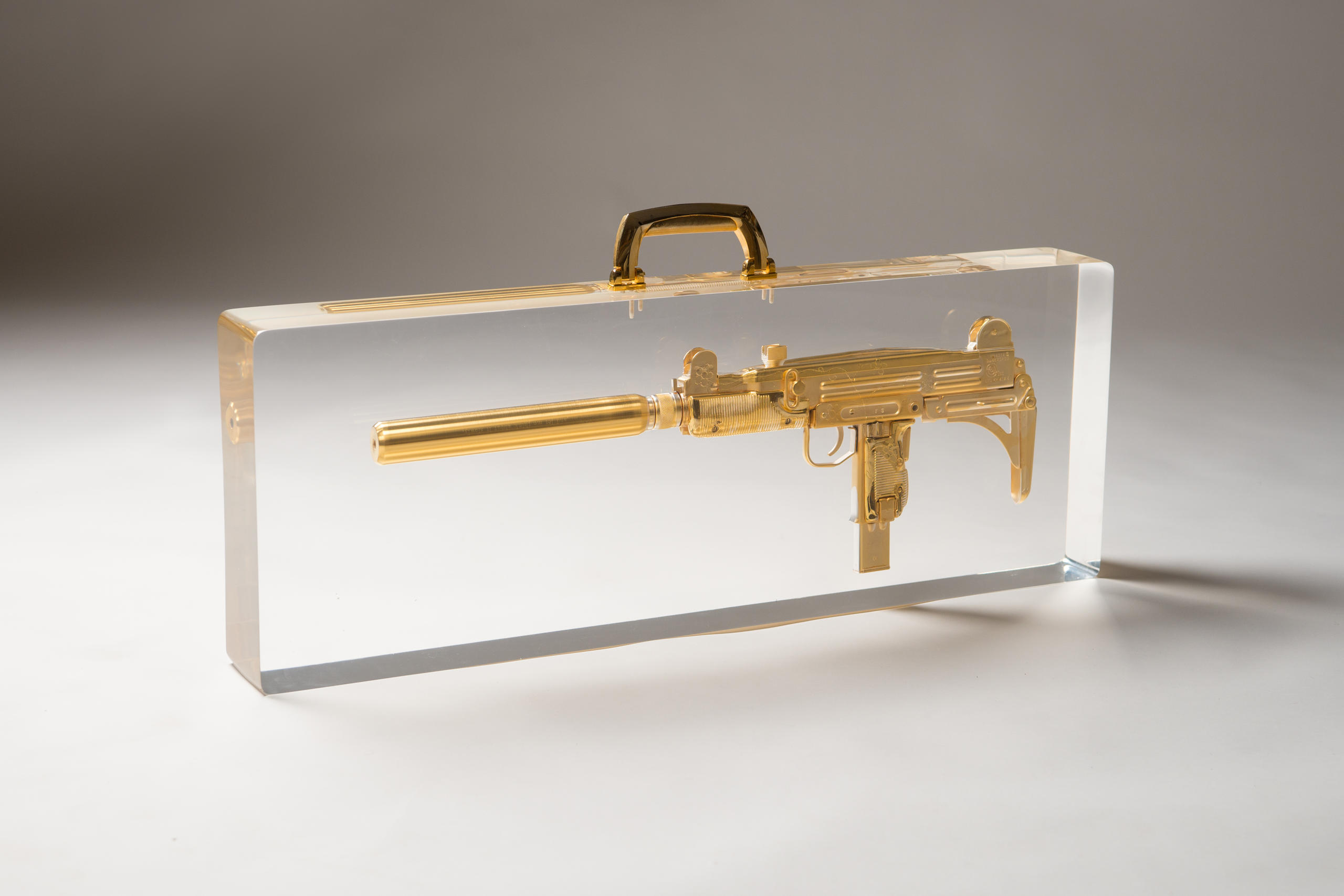 Maschinenpistole in Gold mit Schalldämpfer