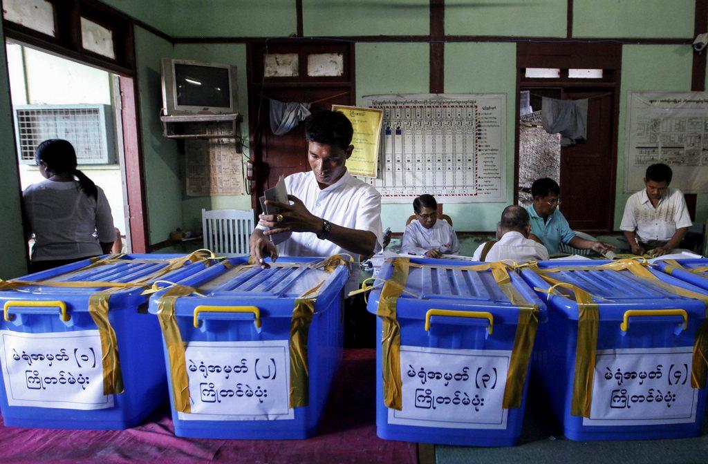 Últimos preparativos en un colegio electoral en Mandalay para los comicios en Birmania de 2015.