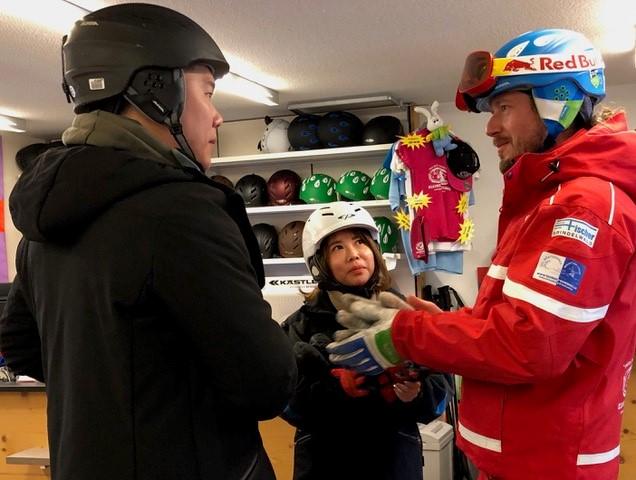 Swiss ski instructor talks to Asian clients