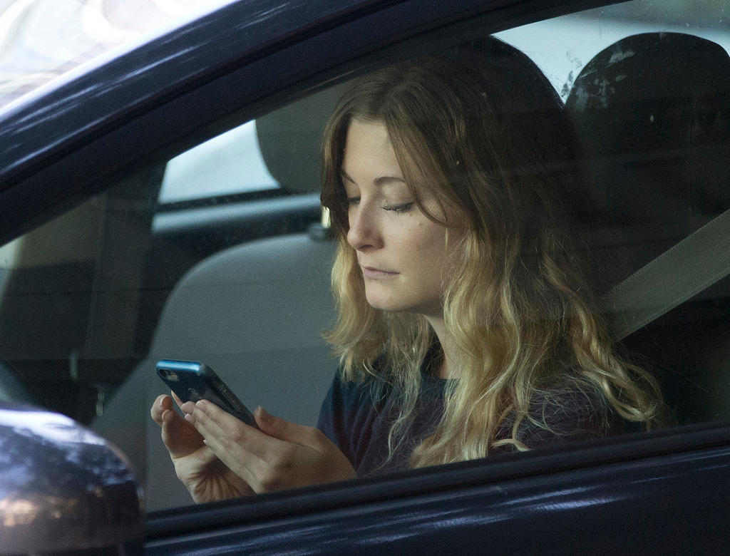 L utilizzo del telefonino al volante ormai provoca più incidenti della velocità e dell alcol.