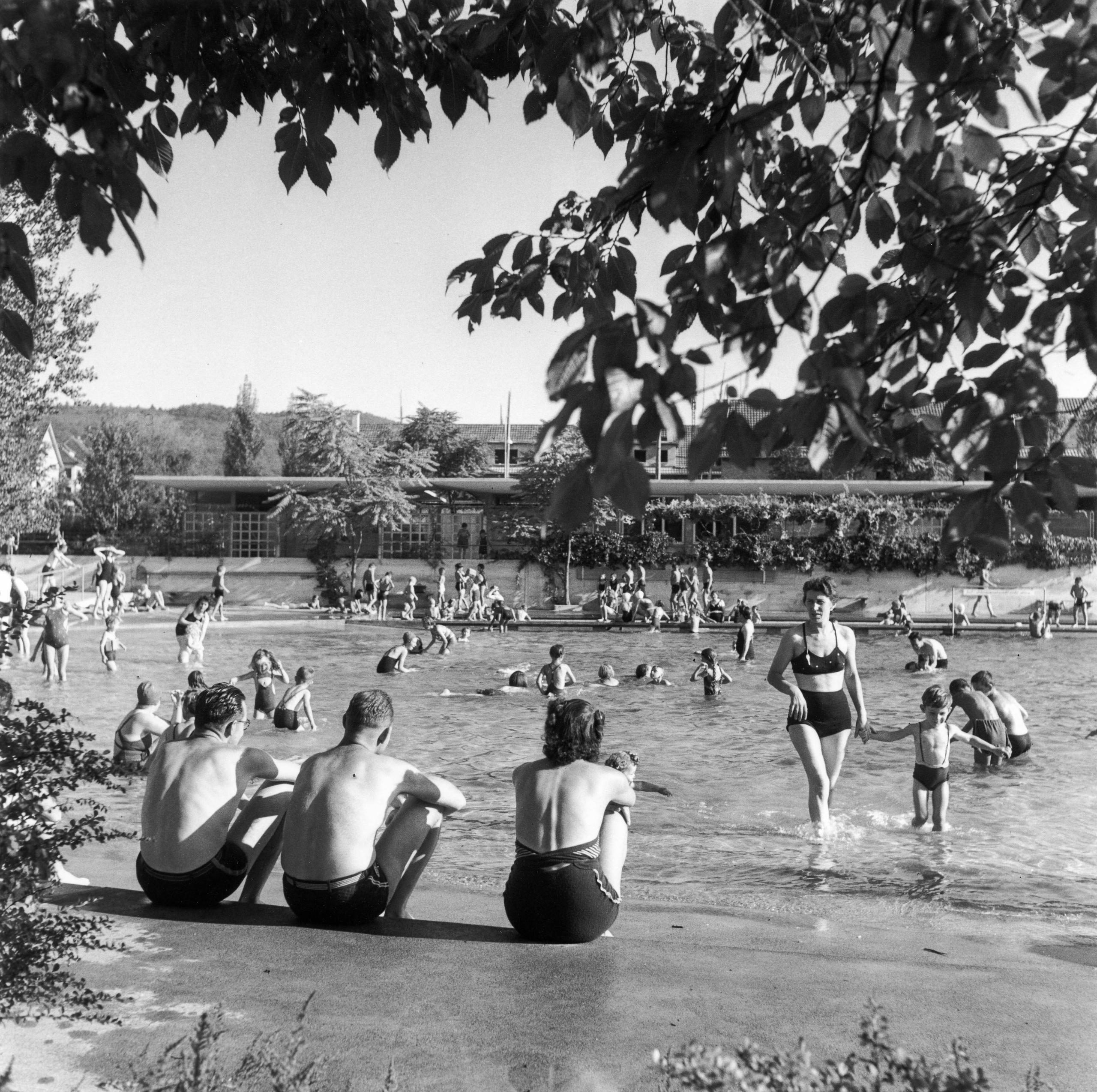 Vista del río con gente en la orilla