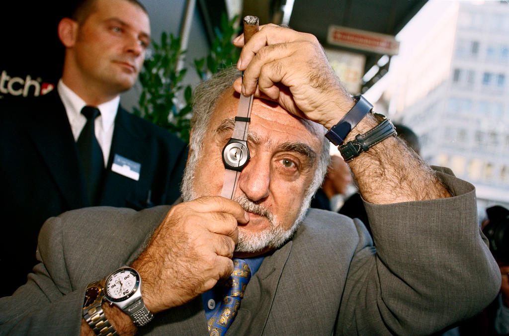 1997年，海耶克向媒体展示斯沃琪的最新款超薄表盘手表。