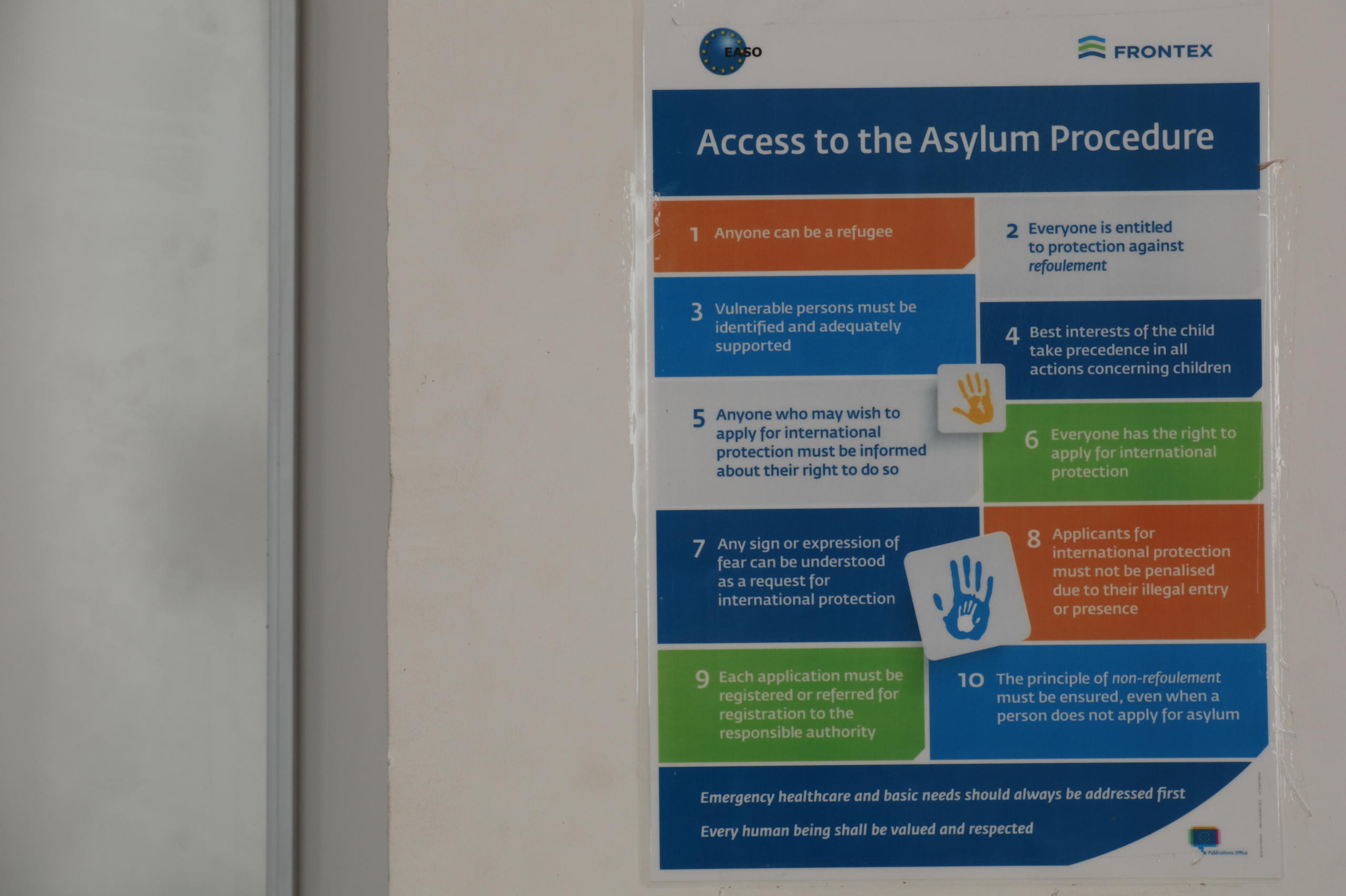 Primo piano di cartello affisso alle pareti del Centro di affluenza, con descrizione della procedura d asilo