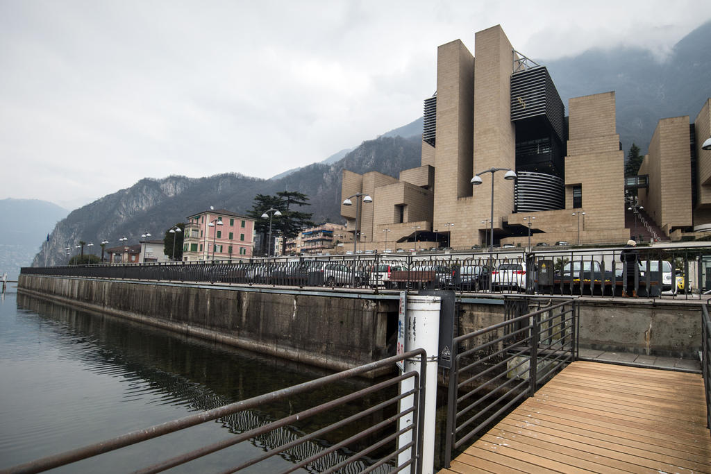 Casinò di Campione d Italia visto dal molo antistante; lago in primo piano.