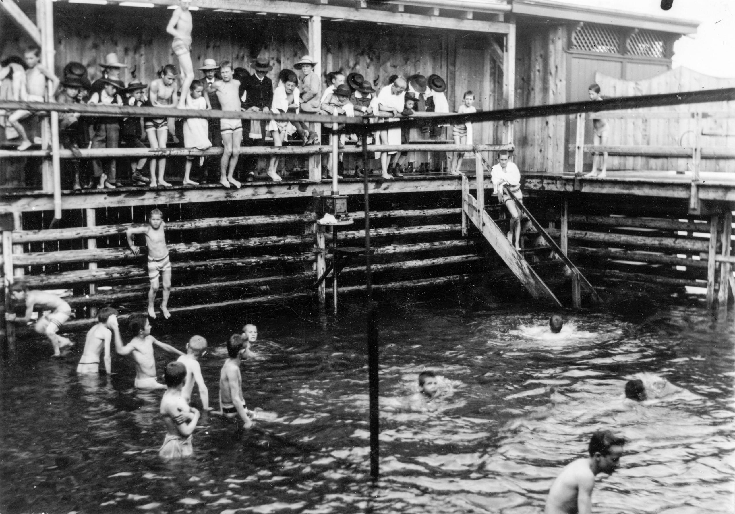 A piscina masculina de Zurique foi construída em 1883. Foto de 1886