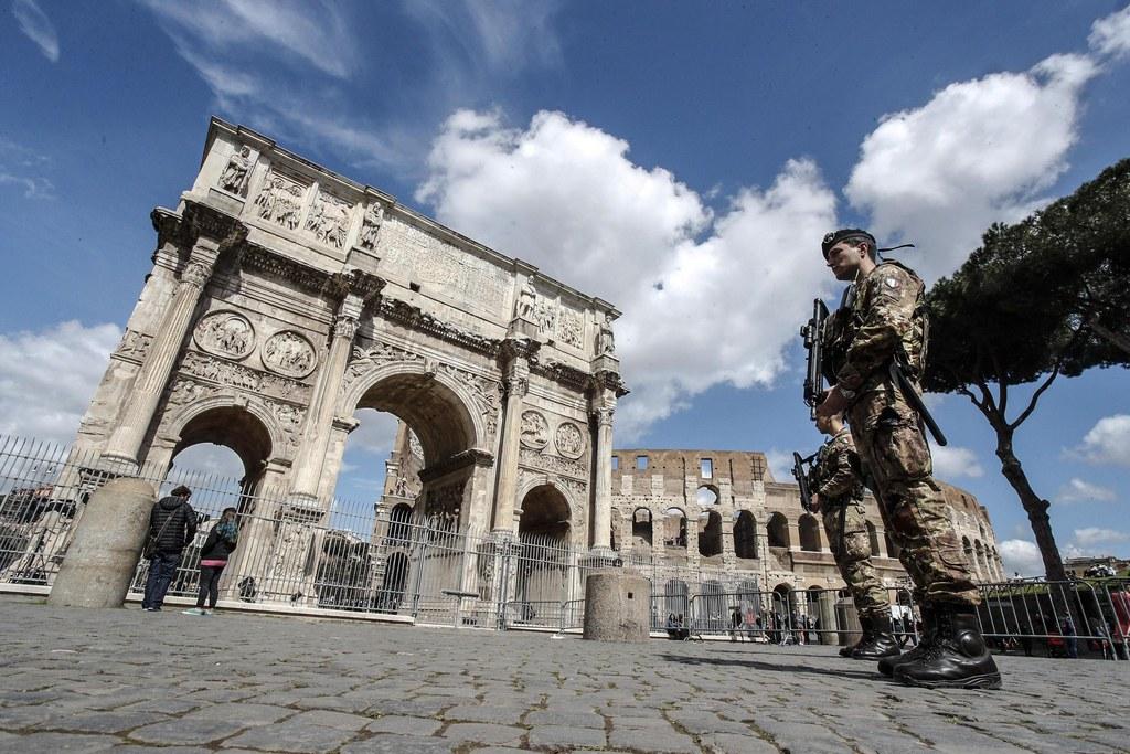 Due militari armati di mitra schierati nei pressi dell Arco di Costantino in centro a Roma